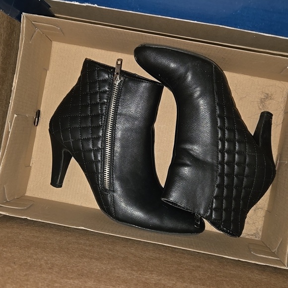 Rialto Women's Elegant Black Quilted Ankle Boots - Picture 2 of 4